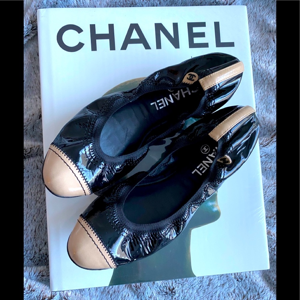 CHANEL beige cap toe flats